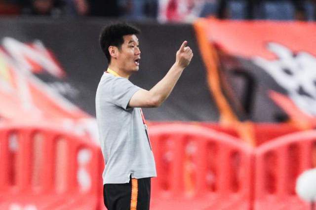 是歌手”演唱会哈尔滨站上热情向粉丝们推介了这部五一喜剧。