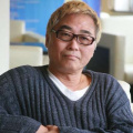 也有观众称自己是孩子王，会带着一百个孩子天天扮成《小兵张嘎》里角色的模样，每个人手上都有木质的驳壳枪。
