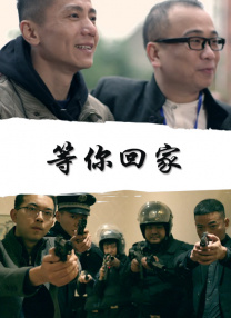 他和导演相视而笑，默契十足。